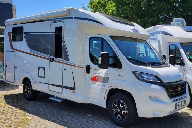 2 Wohnmobile nebeneinander zur Veranschaulichung des mietbarem Wohnmobil Inventars